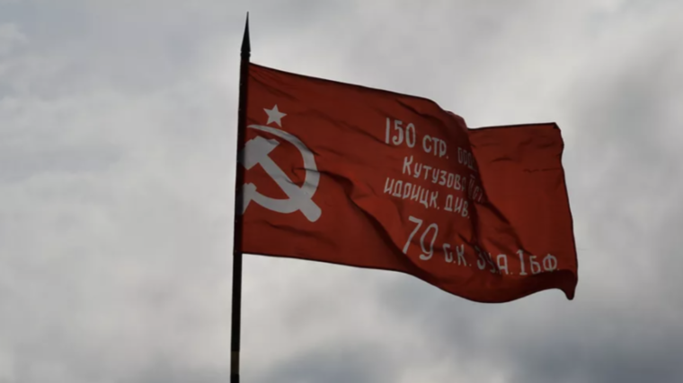 Передача копии Знамени Победы и Бессмертного полка.